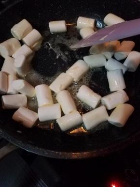 然后加入棉花糖融化搅拌。