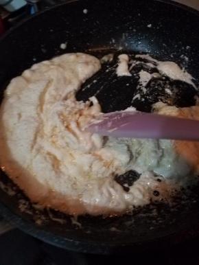 融化后放入奶粉继续搅拌，翻拌均匀后喜欢吃抹茶或者巧克力的这个时候可以放入。