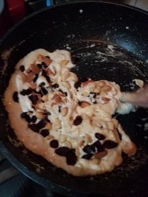 均匀后加入花生碎跟蔓越莓干。