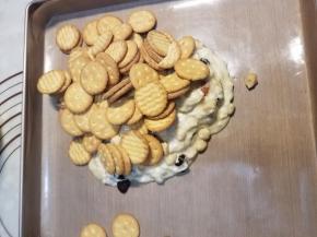 然后加入小奇福饼干，简单搅拌一下。