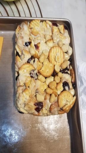 关火放入烤盘，准备一副pvc手套，趁热不断地折叠翻转几次，使得糖包裹住所有材料。