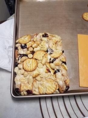 在表面垫一张油纸，然后用擀面杖擀平塑性。