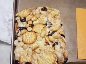 在表面垫一张油纸，然后用擀面杖擀平塑性。
