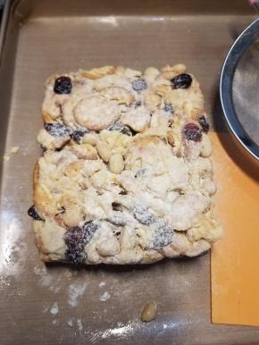 趁热现在表面撒上一层奶粉，两面和四个侧面都要撒。