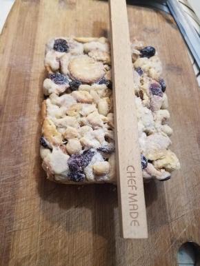 待到冷却后，用整理棍规划好大小，切块。