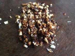 姜、蒜和豆豉剁成蓉