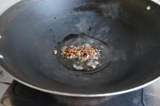 热锅下油，放姜蒜豆豉蓉