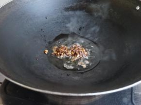 热锅下油，放姜蒜豆豉蓉