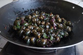 倒入田螺，加点盐、酒爆炒