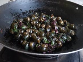 倒入田螺，加点盐、酒爆炒