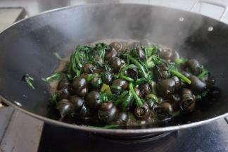 翻炒，加适量水，中途盖上锅盖，最后加韭菜，翻炒片刻即可，一共大概要煮十几分钟至熟透