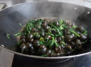 翻炒，加适量水，中途盖上锅盖，最后加韭菜，翻炒片刻即可，一共大概要煮十几分钟至熟透