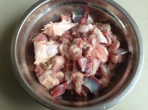 鸡肉斩件，用盐、糖、胡椒粉、酒、油调味