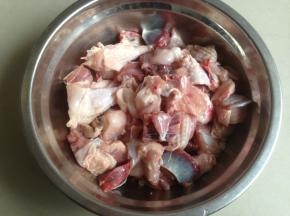 鸡肉斩件，用盐、糖、胡椒粉、酒、油调味