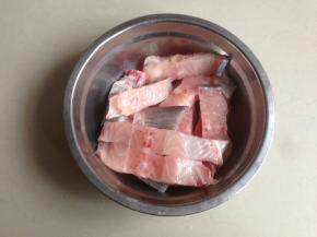 鱼骨用盐腌一会