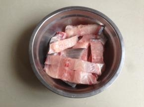 鱼骨用盐腌一会