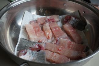 然后洗一下，再用厨房纸巾沥干水分