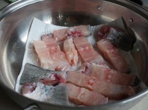 然后洗一下，再用厨房纸巾沥干水分