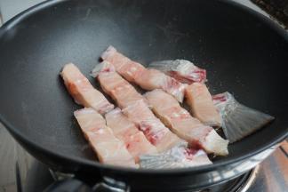 锅里加油、姜片，烧热后放入鱼骨