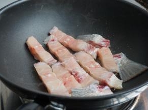 锅里加油、姜片，烧热后放入鱼骨