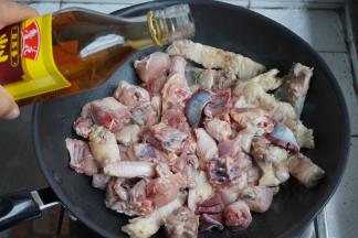 倒3克料酒翻炒一下