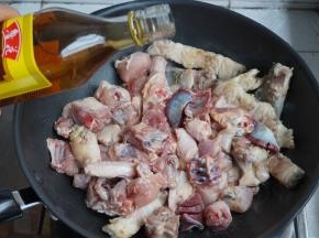 倒3克料酒翻炒一下