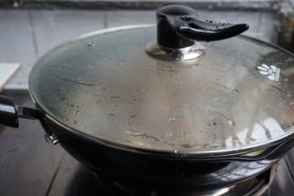 盖上锅盖，焖煮20分钟，最后用生粉勾芡收汁，起锅