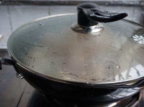 盖上锅盖，焖煮20分钟，最后用生粉勾芡收汁，起锅