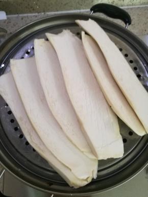 杏鲍菇切片蒸20分钟。