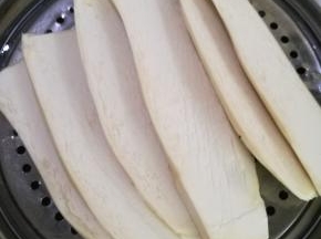 杏鲍菇切片蒸20分钟。
