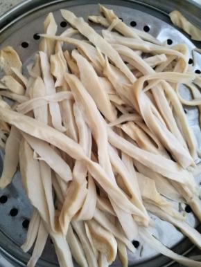 蒸好以后晾凉，拿手撕成条。我撕的比较粗，如果有耐心能撕的更细一些就最好了。