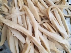 蒸好以后晾凉，拿手撕成条。我撕的比较粗，如果有耐心能撕的更细一些就最好了。