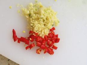 小米辣和蒜切好备用。