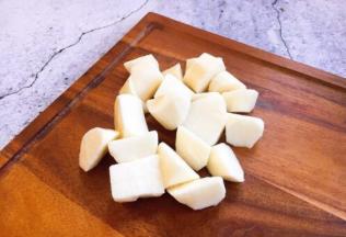 山药切成滚刀块。