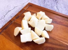 山药切成滚刀块。
