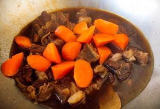 锅里留3人份的牛肉和适量的汤，放入胡萝卜，烧制5分钟左右。