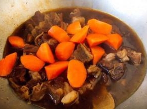 锅里留3人份的牛肉和适量的汤，放入胡萝卜，烧制5分钟左右。