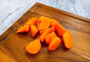 将胡萝卜切成滚刀块。