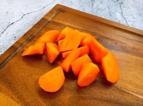 将胡萝卜切成滚刀块。