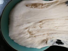 种面团材料混合揉成团，室温发酵1小时后放进冰箱冷藏发酵16小时以上，至面团2.5倍大，面团内部组织充满小气孔