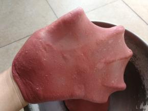 揉至面团扩展阶段，然后将蔓越莓干加入揉匀即可