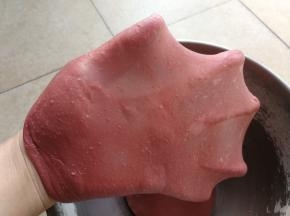 揉至面团扩展阶段，然后将蔓越莓干加入揉匀即可