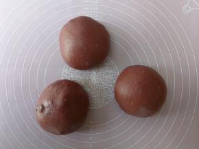 将面团移至揉面垫上，平均分成三等份，揉圆后盖保鲜膜静置松弛10分钟