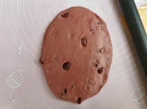 松弛后的面团擀开成椭圆形，侧边压薄