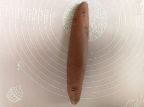 沿着长边卷起成长条状，收口朝下