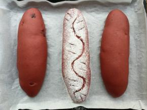 放进烤箱开启发酵模式进行二发，大约50分钟发至2倍大后取出，表面筛上一层高粉，然后用割刀割出花纹（我家宝宝说不喜欢筛面粉的面包，我就只做了一个筛粉割花纹的）