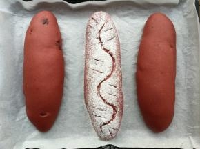 放进烤箱开启发酵模式进行二发，大约50分钟发至2倍大后取出，表面筛上一层高粉，然后用割刀割出花纹（我家宝宝说不喜欢筛面粉的面包，我就只做了一个筛粉割花纹的）