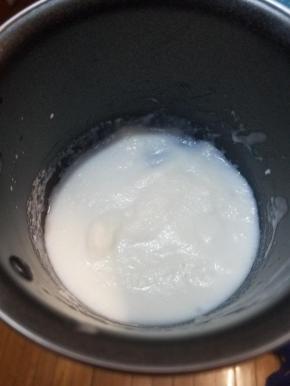 小奶锅放入吉士粉加少许牛奶化开。