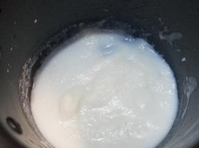 小奶锅放入吉士粉加少许牛奶化开。