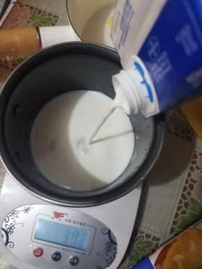 然后加入全部牛奶。